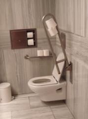 Lavabos amplios y adaptados en viviendas senior asistidas tuteladas